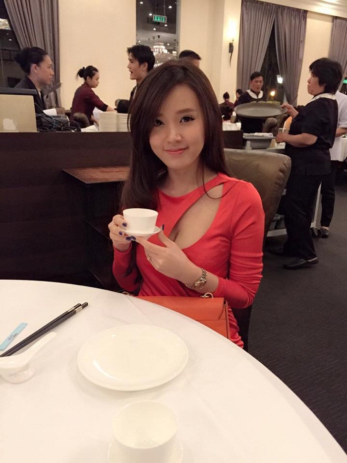 Thời trang ngày thường của Midu cũng được đầu tư theo định hướng trưởng thành quyến rũ.