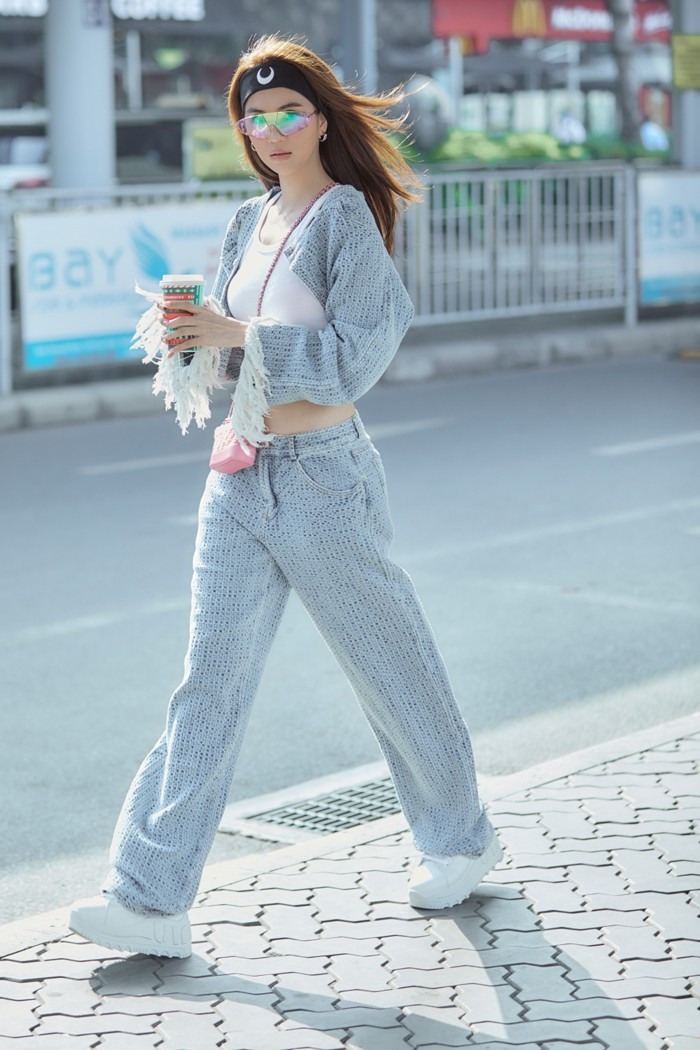 Để bớt nhàm chán, vẫn áo croptop với quần ống rộng, Ngọc Trinh điểm xuyết với phụ kiện băng đô theo phong cách idol Blackpink.