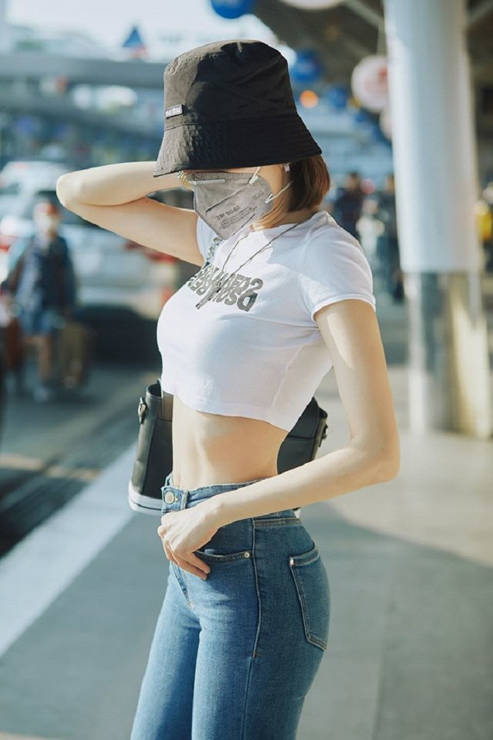 Streetstyle quen thuộc khiến những người theo dõi trang cá nhân Ngọc Trinh dễ dàng đoán được phong cách đường phố của cô mỗi lần xuất hiện. Có chăng, nó chỉ khác nhau về độ "bạo" hay không "bạo" mà thôi. Ảnh: Instagram NV.