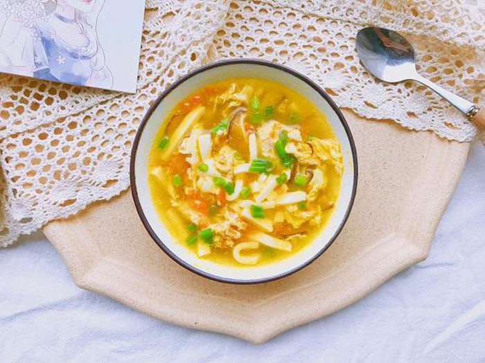 Khi ăn tối, không nên ăn quá nhiều. So với ba bữa trong ngày, bữa tối nên tiêu thụ lượng thức ăn ít nhất. Không chỉ gây tăng cân, ăn uống không chừng mực buổi tối còn gây xơ cứng động mạch, đầy bụng, chèn ép các cơ quan xung quanh, gây khó ngủ.