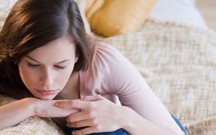 Rối loạn nội tiết. Bỏ bữa tối liên tục kéo dài 1 tháng, nhiều chị em cho biết họ đối diện với tình trạng da bị mất nước nghiêm trọng, bóng nhờn. Lý giải điều này, chuyên gia sức khỏe cho rằng việc cắt giảm khẩu phần ăn khiến cơ thể thiếu hụt lượng lớn chất dinh dưỡng, đặc biệt là protein. Kéo dài liên tục dẫn tới tình trạng rối loạn nội tiết tố.