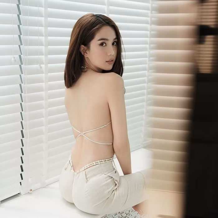 Chiếc áo cúp ngực hình tim hở siêu cấp giúp Ngọc Trinh khoe dáng vóc nuột nà, đặc biệt vòng 2 phẳng lỳ không chút mỡ thừa. Ảnh: Instagram NV.