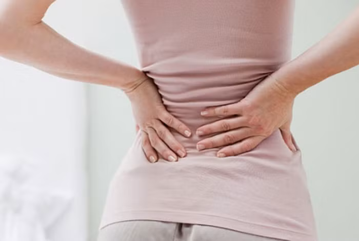 Đau lưng. Nhiều chị em trước kì kinh nguyệt thường có biểu hiện đau lưng. Vậy nhưng, nếu tần suất cơn đau kết hợp tê bì tay chân kéo dài thì đây rất có thể là dấu hiệu cảnh báo tình trạng lạc nội mạc tử cung.