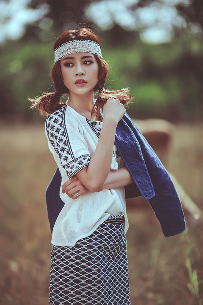 Tuy nhiên, việc liên tục tạo dáng với đôi môi mở nhẹ, hơi cong lên như hờn dỗi lại khiến Chi Pu tạo biểu cảm “10 ảnh như 1”.