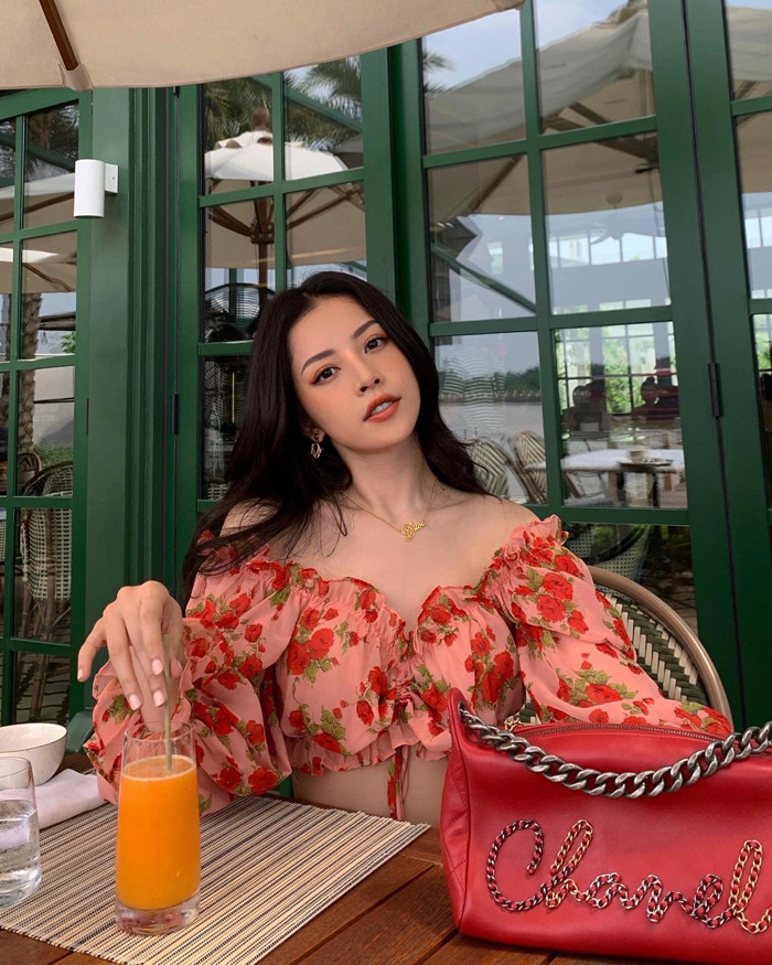 Không chỉ người hâm mộ phát hiện ra điều này. Bản thân giọng ca Anh ơi ở lại cũng nhận thấy thói quen chụp ảnh lặp lại của mình.