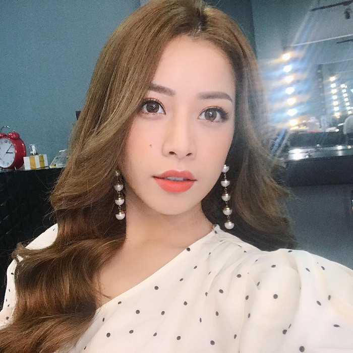 Có thể nói, Chi Pu không sở hữu làn môi quá đầy đặn nhưng điểm đặc biệt mà cô có là bờ môi cong, vừa pha nét đáng yêu vừa có chút vẻ dỗi hờn, có lúc lại trông rất tinh nghịch.