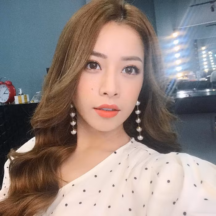 Có thể nói, Chi Pu không sở hữu làn môi quá đầy đặn nhưng điểm đặc biệt mà cô có là bờ môi cong, vừa pha nét đáng yêu vừa có chút vẻ dỗi hờn, có lúc lại trông rất tinh nghịch.