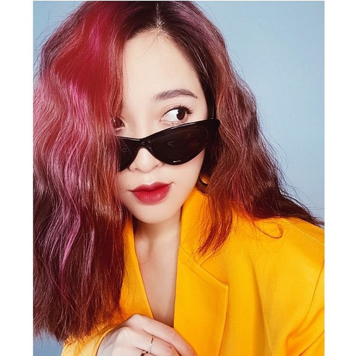 Ở bức hình này, Puka không chỉ chọn gam màu vàng cam bắt mắt. Đến tóc cô cũng nhuộm đỏ râu ngô. Ảnh - Instagram nhân vật.