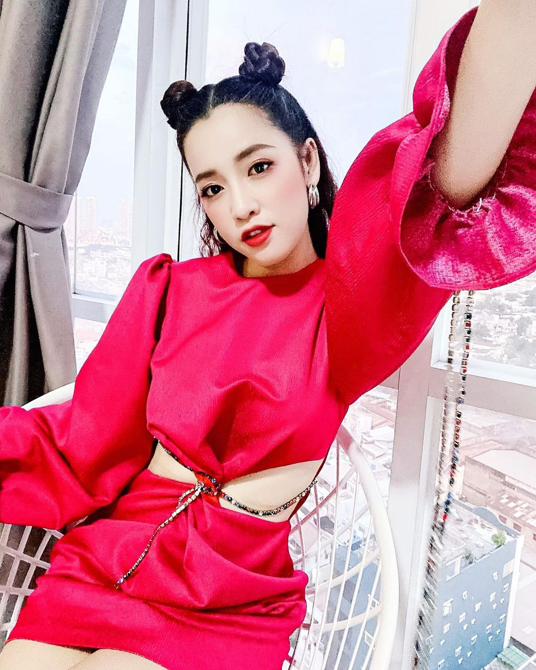 Khoác lên mình bộ cánh tông màu bắt mắt, Puka không hề sến sẩm. Ngược lại, thiết kế trẻ trung cùng kiểu tóc hack tuổi giúp diễn viên trở nên vô cùng nổi bật.