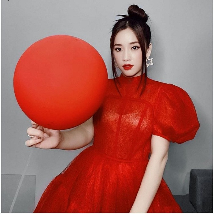 Dường như hiểu được lợi thế gương mặt đẹp, body thanh mảnh cuốn hút nên Puka không ngại thử sức với nhiều gu thời trang khác nhau. Thậm chí tông màu nóng cũng không làm khó được cô.