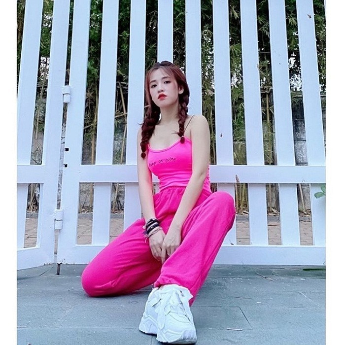 Một lần khác Puka lên đồ với phong cách monochrome. Nếu như lần trước nữ diễn viên khoe eo thon, vòng căng đầy hấp dẫn thì lần này cô lại hack tuổi ngoạn mục, tươi trẻ đầy sức sống.