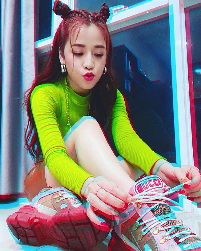 Mặc chiếc áo nổi bần bật, Puka tiện thể khoe giày hiệu Guci.