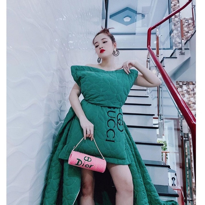 Bắt trend lấy gối làm váy, Puka chọn cho bằng được gam màu nổi ưa thích.