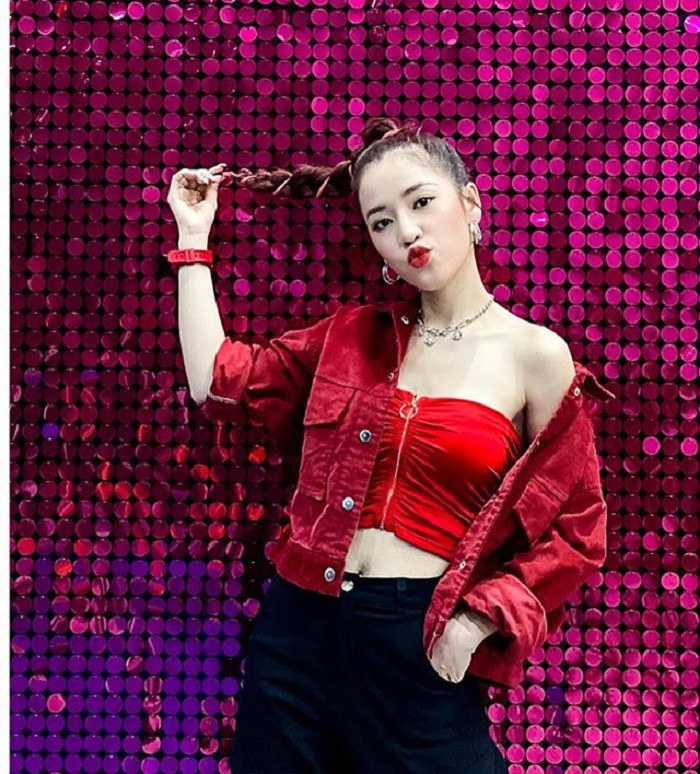 Puka làm mới hình ảnh bằng cách chọn lựa trang phục từ đi tiệc, dạo phố hoặc đi làm bằng những set đồ màu sắc nổi bật.