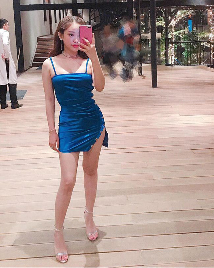 Hoặc những chiếc váy body bó sát chỉ vừa đủ che vòng 3.