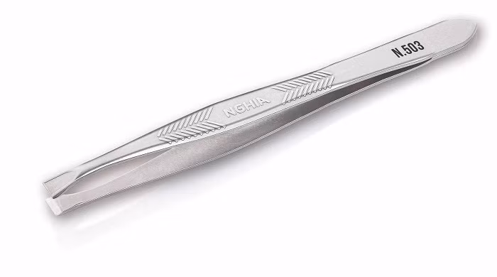 Nhíp. Giống như dao cạo, sử dụng nhíp để loại bỏ những sợi lông mọc ngược có thể gây chảy máu. Theo cách này, nhíp trở thành nguồn lây bệnh nguy hiểm như viêm gan C, HIV mà bạn khó có thể nhìn ra bằng mắt thường.