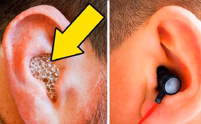 Tai nghe. Sử dụng món vật dụng cá nhân này làm tăng nguy cơ phát triển vi khuẩn trong tai. Đặc biệt, tình trạng sẽ nguy hiểm hơn khi tai nghe dùng trong lúc luyện tập thể thao. Lúc đó, nhiệt độ, độ ẩm vô cùng thuận lợi cho vi khuẩn streptococcus, staphylococcus thâm nhập vào tai, gây nhiễm trùng, mụn nhọt, mụn mủ… Ảnh: Internet.