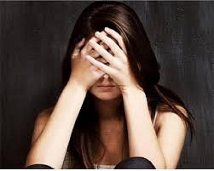 Thường xuyên tức giận. So với nam giới, phụ nữ khó kiềm chế cảm xúc hơn, đặc biệt trong những ngày kinh nguyệt, mang thai và mãn kinh. Việc phải đối diện với hàng tá công việc ở chỗ làm, về nhà và áp lực chăm sóc con cái khiến phụ nữ dễ dàng tức giận chỉ vì những lý do vặt vãnh.