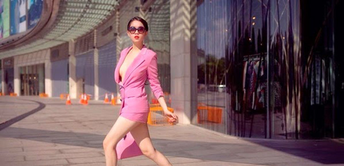 Nữ diễn viên Vu quy đại náo từng khiến người nhìn “đứng ngồi không yên” khi diện nguyên bộ vest hồng nữ tính xuyệt tông với giày và túi xách song lại “quên” nội y ở nhà.