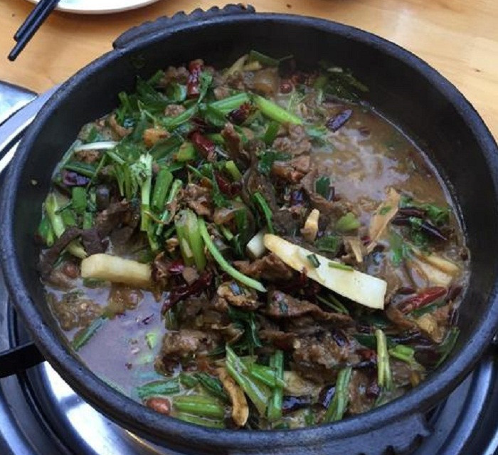 Thần kỳ là sau khi ăn vài lần thì triệu chứng đau bụng, tiêu chảy cũng không còn. Cứ thế, “bách thảo thang” hay còn gọi là “canh bách thảo” được làm từ phần chưa tiêu hóa hết ở dạ dày bò được lưu truyền từ đời này sang đời khác.