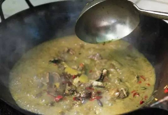 Tương truyền, một người đàn ông Quý Châu từng bị tiêu chảy kéo dài, chạy chữa nhiều nơi không mấy tiến triển. Một lần, ông phát hiện trâu bò trong nhà ăn cỏ cùng các loại thảo dược và thuốc bắc rất khỏe mạnh nên liều mình thử “bách thảo thang”.