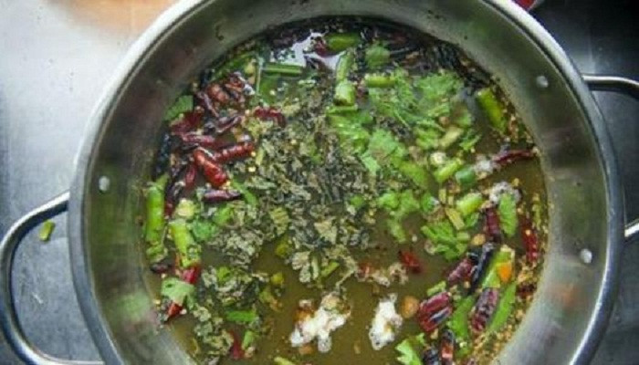 Ở những miếng đầu, thực khách sẽ cảm thấy hơi đắng nhưng càng ăn lại càng cảm nhận được vị ngọt hậu, hương thơm từ các vị thuốc như xương bồ, hoắc hương...