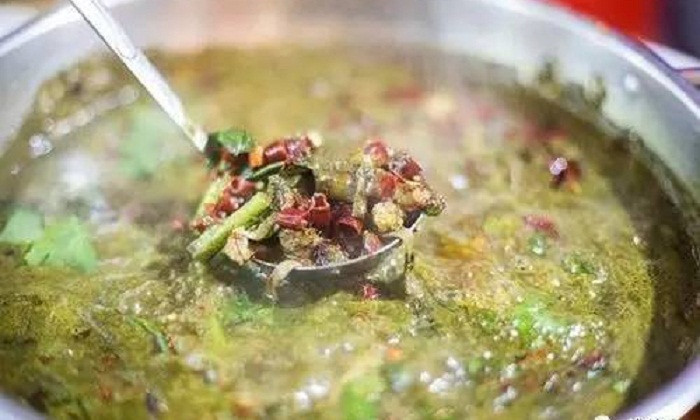 Cái tên lẩu phân bò gợi hình bắt nguồn từ nguyên liệu chính làm nên món lẩu độc đáo này. Tuy nhiên, nó không hẳn chế biến từ chất thải gia súc như mọi người tưởng tượng.