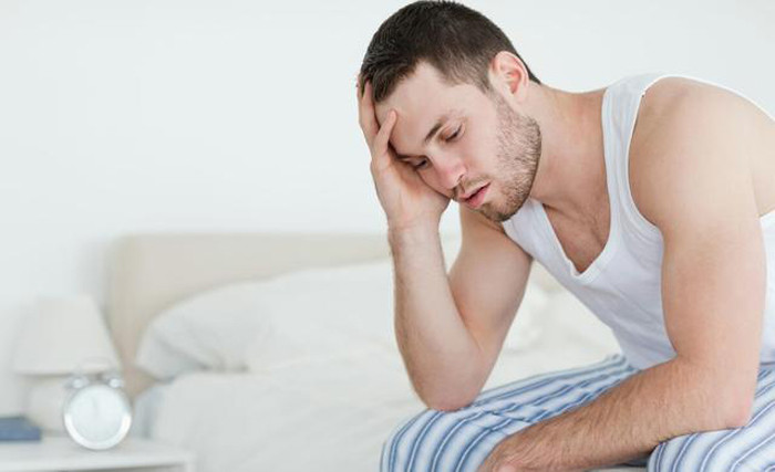 Buồn ngủ, mệt mỏi vào buổi sáng. Ngay cả khi ngủ đủ giấc thì những người mắc bệnh gan vẫn cảm thấy mệt mỏi, uể oải, đặc biệt vào buổi sáng. Hiện tượng này bắt nguồn từ việc transaminase trong cơ thể tăng cao, nồng độ men cholinesterase giảm khiến thần kinh lẫn thể chất đều bị ảnh hưởng.