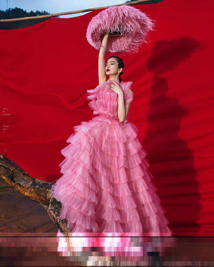 Không còn ở tuổi “công chúa” nhưng sắc vóc hơn người giúp Lệ Quyên dễ dàng chinh phục được thiết kế kén chọn người mặc này. Nhìn tổng thể, nữ ca sĩ trông hết sức ngọt ngào song không kém phần bí ẩn.