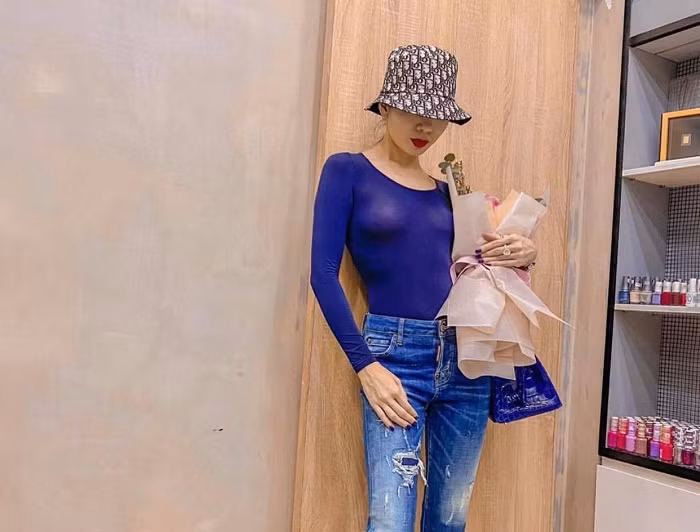 Việc diện áo quá mỏng hoặc cách mix với áo ngực màu sắc thiếu hài hòa chính là 2 yếu tố tạo nên sự cố trang phục này.