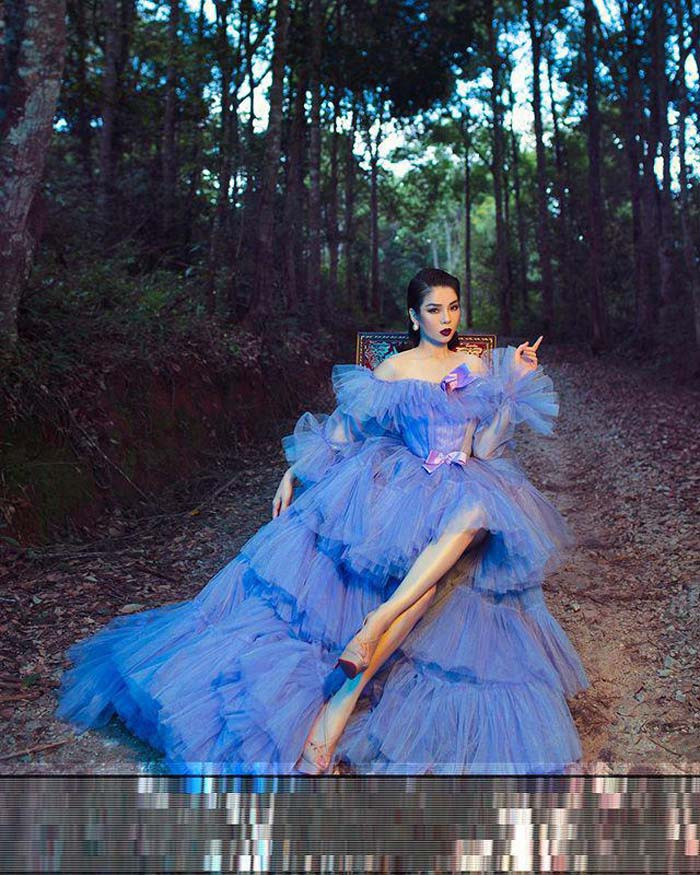 Đôi khi, ca sĩ Lệ Quyên làm mới mình bằng các thiết kế đầm xòe công chúa. Những chiếc đầm voan xếp tầng, màu sắc nổi bật giúp mỹ nhân 8X trở nên lộng lẫy, xứng đáng đẳng cấp nhan sắc “nữ hoàng”.