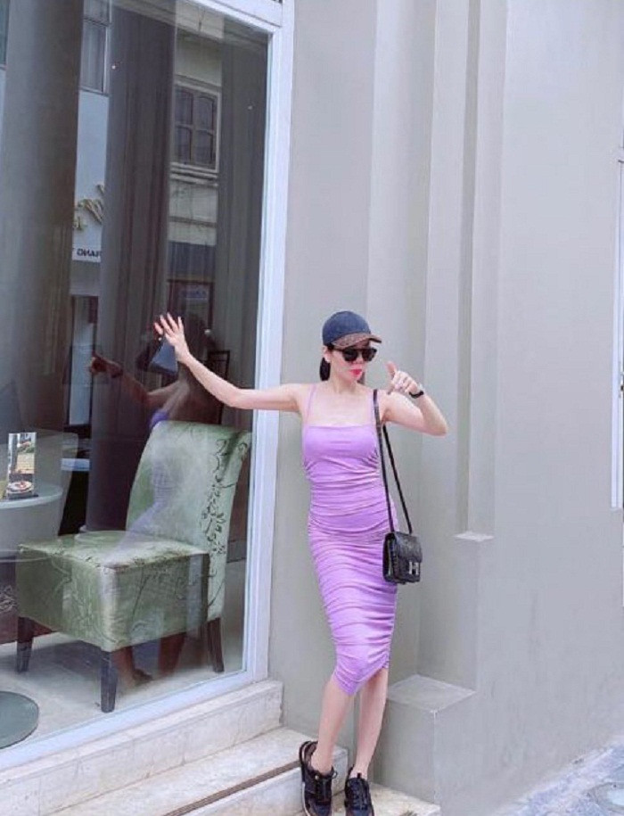 Một lần, Lệ Quyên lại khiến người khác ngạc nhiên khi diện đầm tím ôm sát. Phần nhún phía trước không giúp cô nổi bật mà khiến thân hình cô trở nên thẳng đuột ba vòng như một. Thậm chí, phần bụng dưới hơi lộ khiến không ít người hoài nghi vòng eo 58cm.