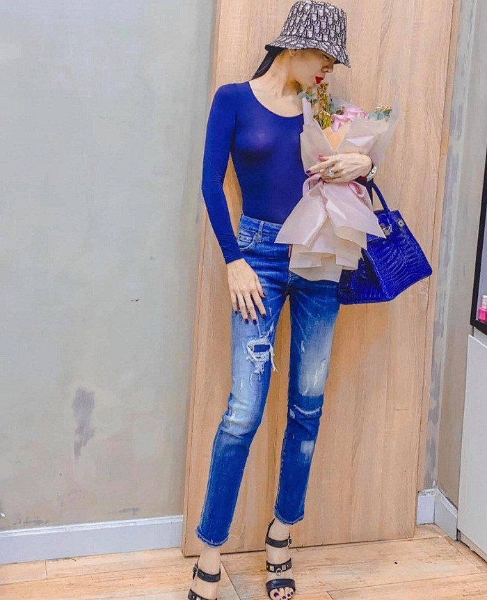 “Chặt chém” đỉnh cao với thời trang đi diễn song Lệ Quyên lại thường xuyên bị “nhặt sạn” trong phong cách streetstyle. Không ít lần cô bị soi điểm kém duyên, gây nhức mắt người nhìn. Trong hình, Lệ Quyên phối đồ đơn giản nhưng việc diện áo siêu mỏng khiến cô vô tình để lộ vòng 1 không nội y, chỉ dán miếng phòng hộ.