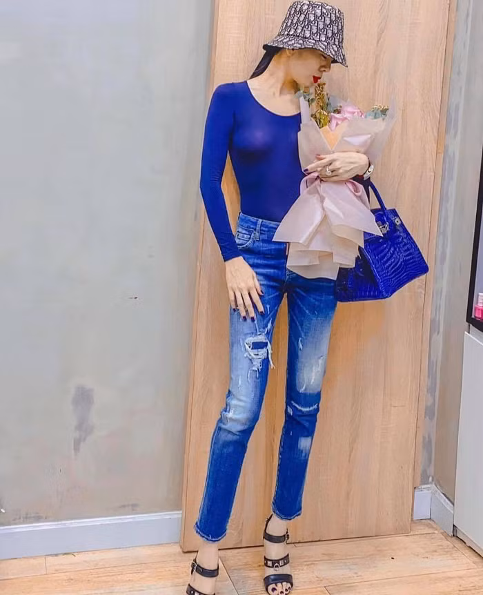 “Chặt chém” đỉnh cao với thời trang đi diễn song Lệ Quyên lại thường xuyên bị “nhặt sạn” trong phong cách streetstyle. Không ít lần cô bị soi điểm kém duyên, gây nhức mắt người nhìn. Trong hình, Lệ Quyên phối đồ đơn giản nhưng việc diện áo siêu mỏng khiến cô vô tình để lộ vòng 1 không nội y, chỉ dán miếng phòng hộ.