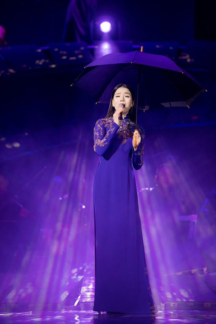 Thường xuyên hát thể loại Bolero nên Lệ Quyên không bỏ qua áo dài truyền thống. Sự tinh tế giúp “nữ hoàng phòng trà” không cần cắt xẻ táo bạo vẫn toát lên duyên ngầm ít ai sánh kịp.