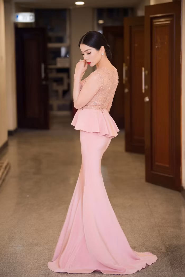 Với gu thời trang đi diễn, Lệ Quyên luôn dành sự ưu ái cho những bộ cánh ôm trọn vóc dáng. Phần chân váy có thể xẻ tà, loe rộng để hack dáng. Nhờ có cách lên đồ này mà nữ ca sĩ dù chỉ cao 1m55 nhưng nhìn vào trông cô cứ như cao tới 1m70.