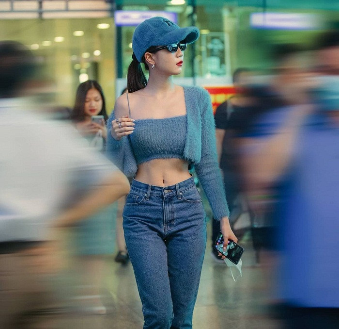 Bên ngoài, “nữ hoàng nội y” khoác hờ chiếc áo ngắn cùng màu, cố tình kéo lệch một bên để khoe vai trần gợi cảm.