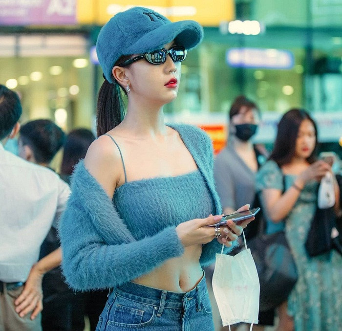 Sở hữu thân hình cực phẩm, Ngọc Trinh dễ dàng “chặt đẹp” hầu hết phong cách thời trang. Tuy nhiên, để lên đồ đẹp với gam màu xanh dương không phải ai cũng làm được. Tông màu này khá kén da, dễ tạo hiệu ứng cảm giác lòe loẹt với người đối diện.