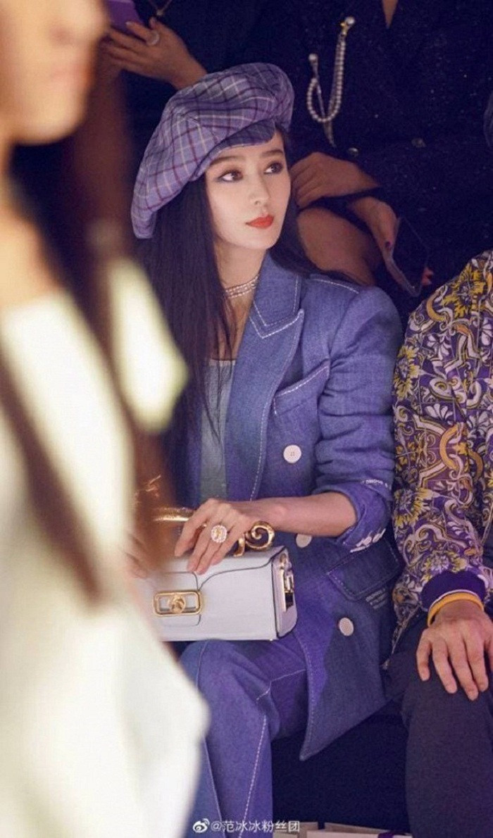 Tham gia sự kiện Tuần lễ Thời trang Thượng Hải, nàng Võ Mị Nương cũng diện nguyên “cây xanh” gây chú ý kết hợp phụ kiện mũ beret khổ lớn, lối trang điểm cầu kỳ khiến ống kính phóng viên không thể rời mắt.