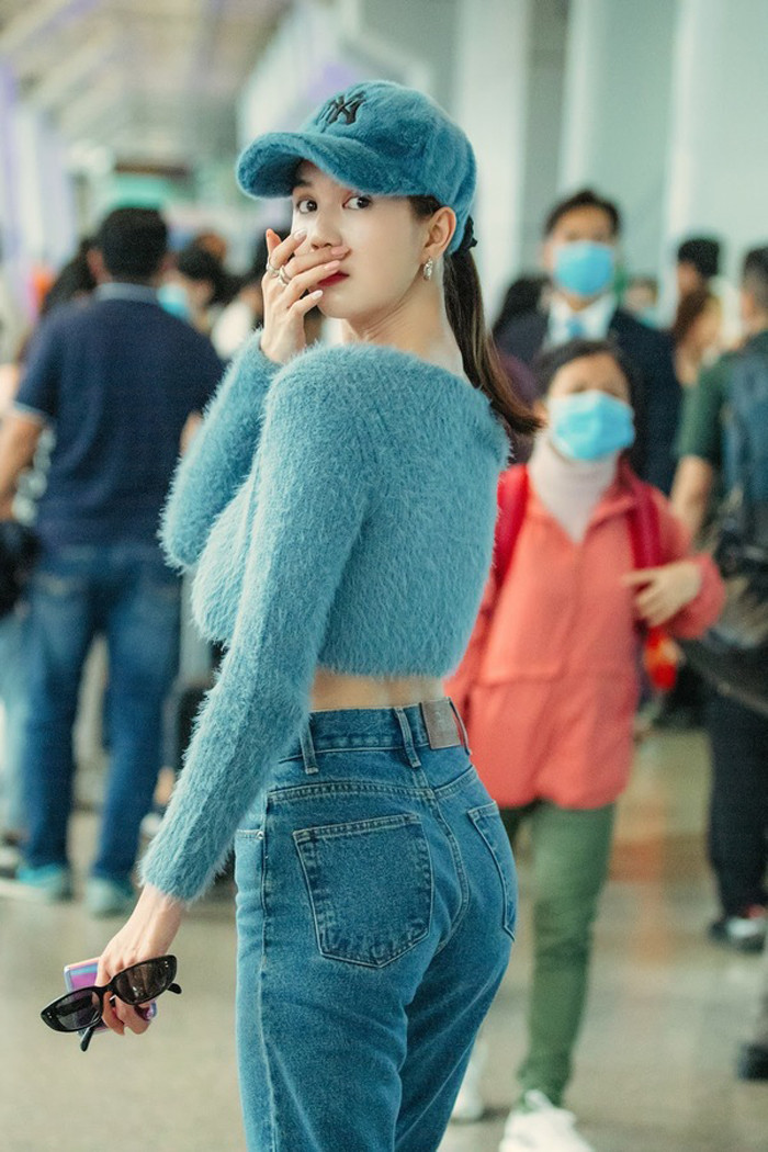 Lần này, người đẹp Trà Vinh tiếp tục khiến dân tình thích thú trong streetstyle sành điệu. Không cần phô phang khoe thịt, Ngọc Trinh vẫn khiến người nhìn đứng ngồi không yên.