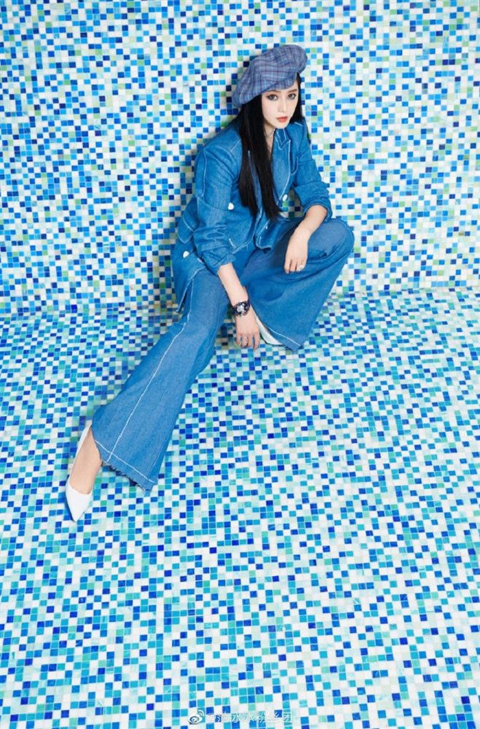 Dường như ý tưởng lớn gặp nhau, set đồ của hai mỹ nhân có nét tương đồng từ màu sắc, cách makeup màu môi đến tận dụng phụ kiện là chiếc mũ đội đầu.