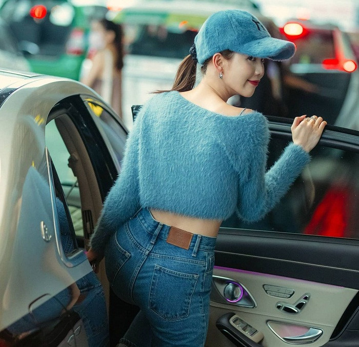 Ở set đồ lần này, Ngọc Trinh thể hiện gu thời trang có tính thẩm mỹ cao khi phối mũ lưỡi trai cùng tông màu, makeup hài hòa.