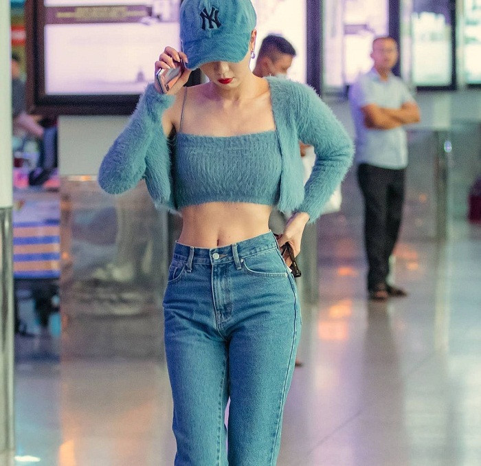 Cụ thể, chân dài sinh năm 1989 diện áo croptop hai dây khoe xương quai xanh gợi cảm, rãnh bụng cùng vòng eo nuột trứ danh.