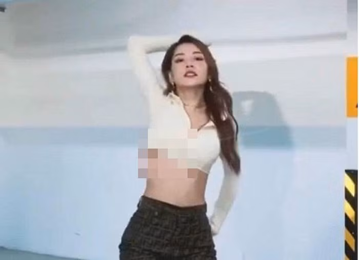 Đây không phải lần đầu Chi Pu hở bạo khiến người nhìn ái ngại. Trước đó, trong video luyện vũ đạo, ca sĩ gốc Hà Thành gặp sự cố ngượng ngùng đến đỏ mặt. Mặc áo quá ngắn kết hợp nhảy nhót cực sung khiến Chi Pu lộ nguyên một phần chân ngực trước ống kính.