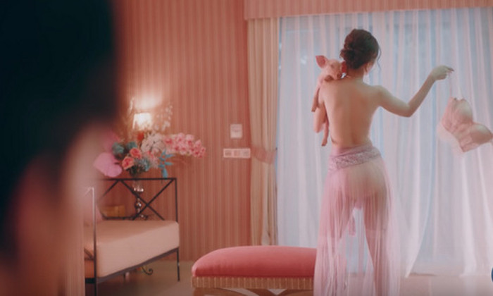 Trong MV Mời anh vào team em, nữ ca sĩ cũng diện nhiều trang phục sexy, thậm chí hớ hênh gây tranh cãi.