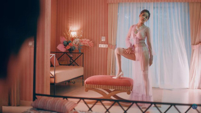 Không chỉ mặc trang phục sexy, Chi Pu còn có nhiều hành động khiến người xem phải đỏ mặt.