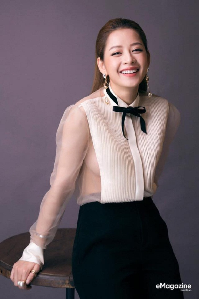 Một lần khác, giọng ca Anh ơi ở lại mặc chiếc áo sơ mi trắng với thiết kế hai bên sườn là vải xuyên thấu.