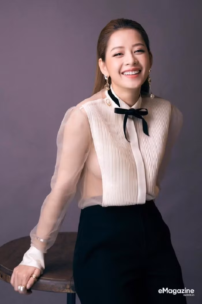 Một lần khác, giọng ca Anh ơi ở lại mặc chiếc áo sơ mi trắng với thiết kế hai bên sườn là vải xuyên thấu.