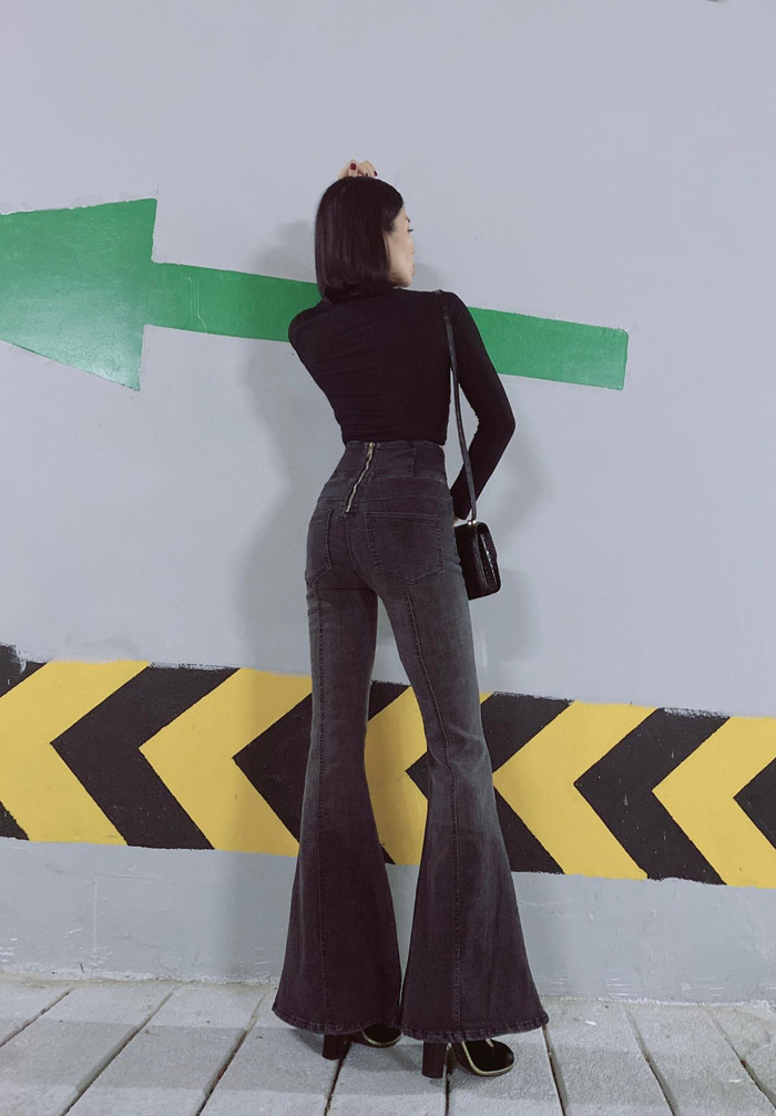 Một trong những động thái gây chú ý của Lệ Quyên là hành động cắt phăng mái tóc dài. Khoe dáng thon gọn với croptop, quần ống loe, nữ ca sĩ khác lạ trong kiểu tóc ngắn duỗi thẳng, giúp cô trông trẻ ra chục tuổi.