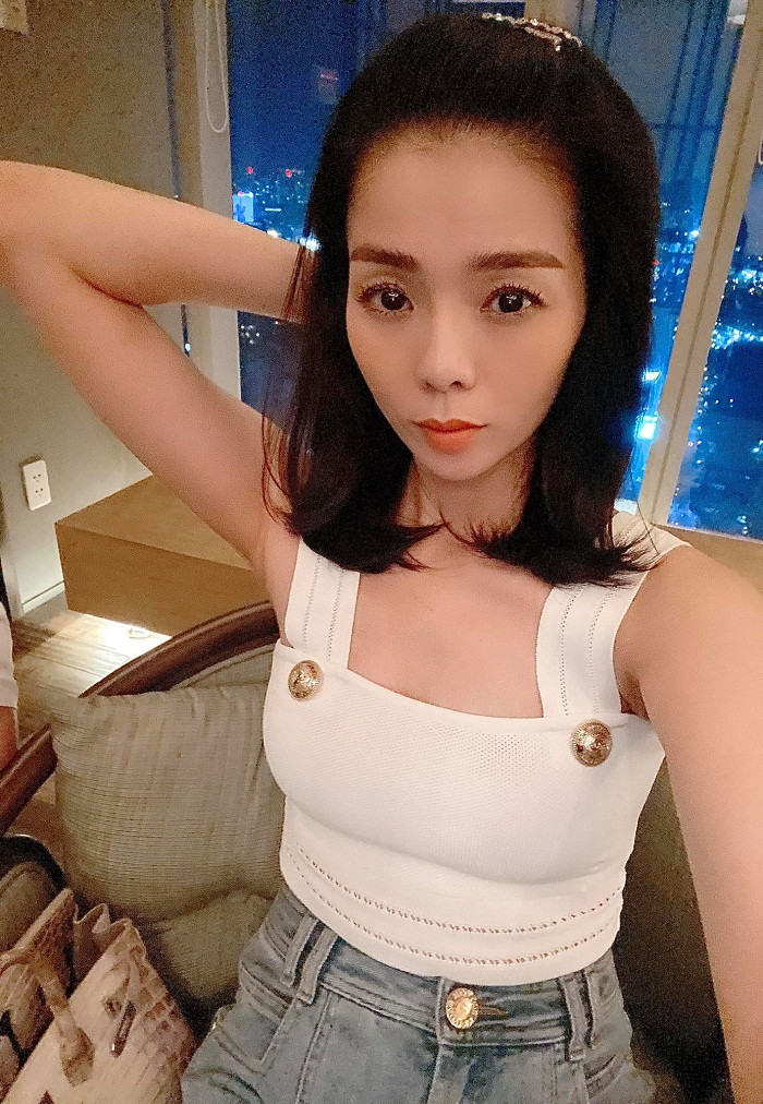 Được khen làn da căng mịn, vòng một hấp dẫn song ở bức hình này đôi mắt Lệ Quyên lại đượm chút u buồn. Gương mặt thon gọn song lại hóp quá mức.